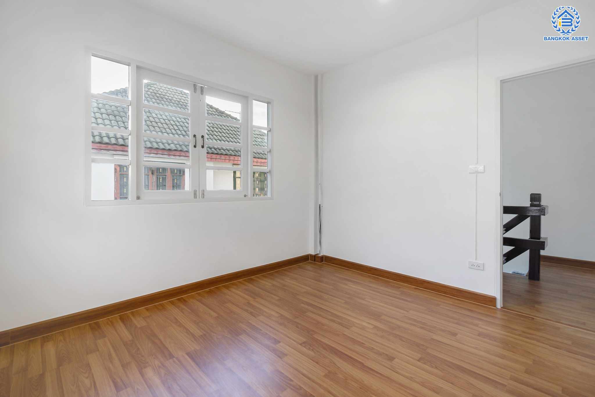 บ้านมือสองตกแต่งใหม่ ม.ดิเอมเมอรัลด์พาร์ค2 บางกรวย-ไทรน้อย เนื้อที่ 58.9 ตร.ว. ฟังก์ชัน 5 ห้องนอน 3 ห้องน้ำ 1 ห้องอเนกประสงค์ 2 ที่จอดรถ บนทำเลศักยภาพ เชื่อมสู่ถนนชัยพฤกษ์ เพียง 5 นาที ใกล้เซ็นทรัลเวสต์เกต และรถไฟฟ้าสายสีม่วง "สถานีบางพลู"...